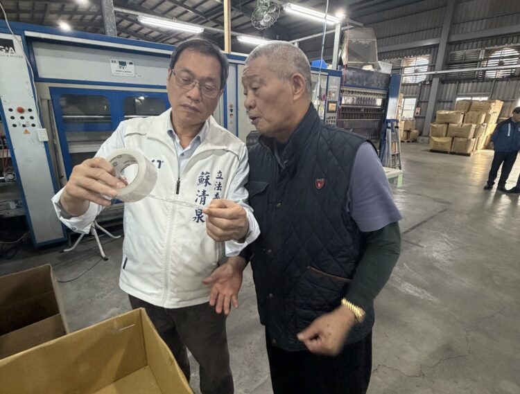 ▲立法委員蘇清泉前往屏東光益包裝工廠拜訪，實地參觀產線並聽取公司簡報，深入了解企業在技術研發、外銷布局及產業升級上的成果。(圖/翻攝畫面)