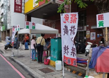 ▲高雄「雙罷劫」行動進入關鍵階段，雙罷志工一早就在三和市場外進行連署。（圖／記者陳立驌攝）