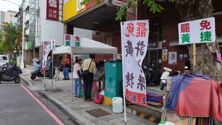 ▲高雄「雙罷劫」行動進入關鍵階段，雙罷志工一早就在三和市場外進行連署。（圖／記者陳立驌攝）