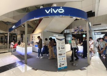 ▲消費者投訴，位於高雄夢時代購物中心內的 VIVO品牌體驗店以「原廠不同意」為由，拒絕折抵券用於最新發表的 X300系列手機購買，只能折抵手機配件價格，引發爭議。（圖／民眾提供）