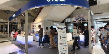 ▲消費者投訴，位於高雄夢時代購物中心內的 VIVO品牌體驗店以「原廠不同意」為由，拒絕折抵券用於最新發表的 X300系列手機購買，只能折抵手機配件價格，引發爭議。（圖／民眾提供）