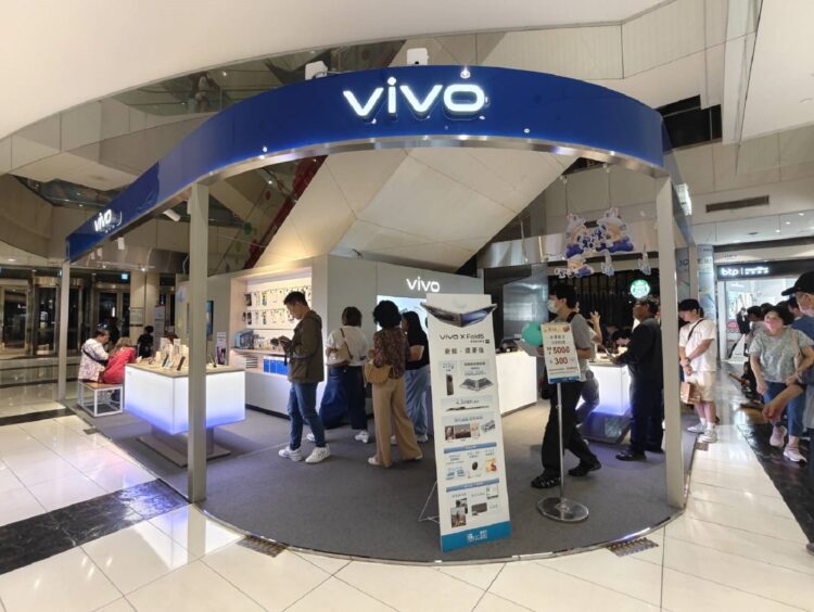 ▲消費者投訴，位於高雄夢時代購物中心內的 VIVO品牌體驗店以「原廠不同意」為由，拒絕折抵券用於最新發表的 X300系列手機購買，只能折抵手機配件價格，引發爭議。（圖／民眾提供）