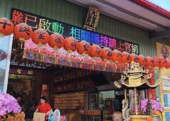 ▲鳥松區玄鷲山高邑雲天宮今年抽出的丙午年國運籤，被解讀為「下下籤」，廟方依照傳統在元宵節正式解籤。（圖／記者陳立驌攝)