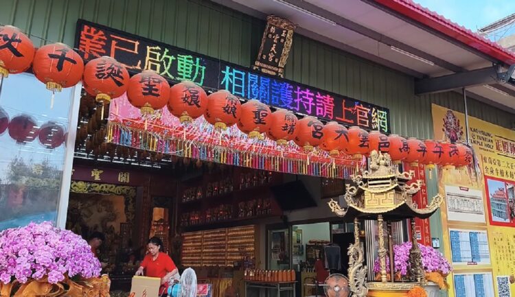 ▲鳥松區玄鷲山高邑雲天宮今年抽出的丙午年國運籤，被解讀為「下下籤」，廟方依照傳統在元宵節正式解籤。（圖／記者陳立驌攝)