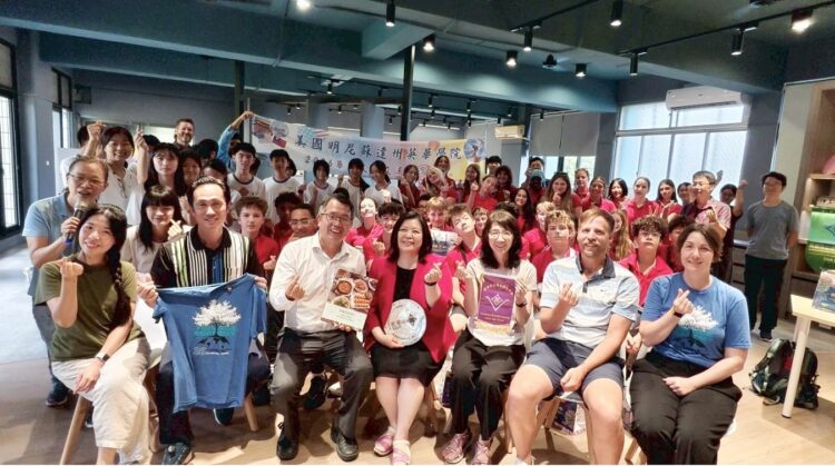 ▲高雄市美濃南隆國中持續深耕國際教育,迎來美國中文沉浸式教育代表學校「英華學院(Yinghua Academy)」師生訪問團,雙方展開為期兩天的深度文化與課程交流,更正式簽署姊妹校合作協議。(圖/高雄市教育局提供)