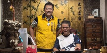 ▲左營、楠梓市議員參選人薛兆基拜會高雄市幼兒托育職業工會理事長郭豐仁(右)倡建保母專業制度。（圖／薛兆基服務處提供）