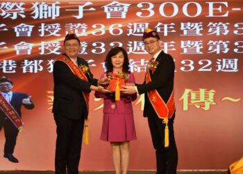 ▲300E-3區總監吳佳臻(中)監交，高雄市守都獅子會第33屆會長劉家榮(左)將印信移交第34屆會長劉柱均(右)。（圖/守都獅子會提供）