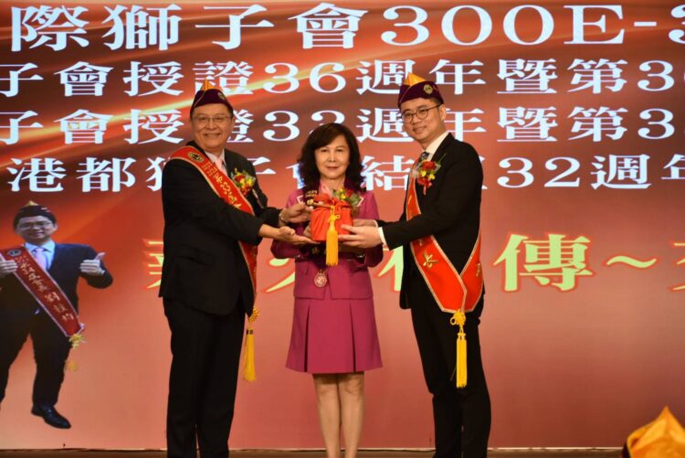 ▲300E-3區總監吳佳臻(中)監交，高雄市守都獅子會第33屆會長劉家榮(左)將印信移交第34屆會長劉柱均(右)。（圖/守都獅子會提供）