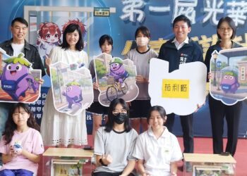 ▲光華國中舉行公車亭創意設計競賽頒獎典禮，高雄市教育局長吳立森、交通局長張淑娟親自出席，並與得獎學生共同合影。（圖／記者陳立驌攝）