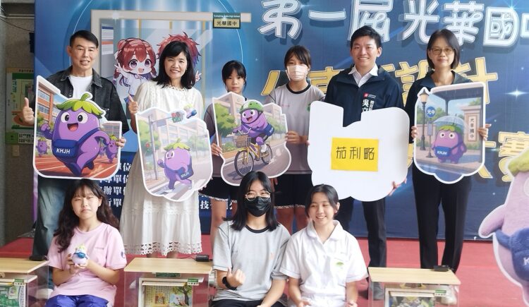 ▲光華國中舉行公車亭創意設計競賽頒獎典禮，高雄市教育局長吳立森、交通局長張淑娟親自出席，並與得獎學生共同合影。（圖／記者陳立驌攝）