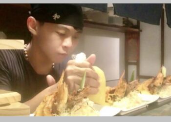 ▲「品益合樂屋」掌杓的主廚黃靖育，今年僅30歲，卻已憑著一雙手與不服輸的心，走出南台灣的料理傳奇。（圖／翻攝畫面）