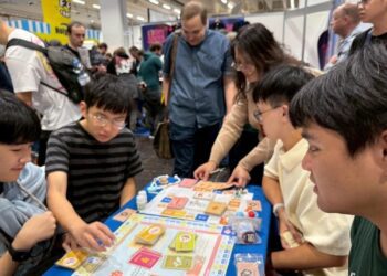 ▲樹人醫專師生向國際觀眾介紹護理桌遊玩法。（圖／樹人醫專提供）