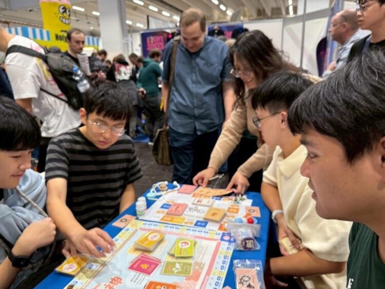 ▲樹人醫專師生向國際觀眾介紹護理桌遊玩法。(圖/樹人醫專提供)