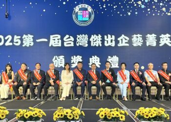 ▲「首屆台灣傑出企業金英獎」得將企業代表合照。（圖/翻攝畫面）