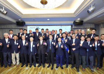 ▲中區扶輪社暨社長秘書同學。出席共計有「鐵人扶輪社、中北扶輪社、北區扶輪社、五福扶輪社、博愛扶輪社、朝陽扶輪社、富立扶輪社」等歷任社長、秘書、總監、助理總監共襄盛舉。(圖/陳苗生提供)