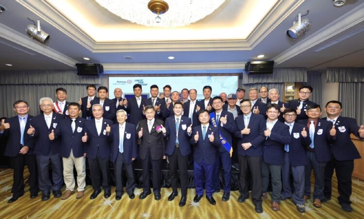 ▲中區扶輪社暨社長秘書同學。出席共計有「鐵人扶輪社、中北扶輪社、北區扶輪社、五福扶輪社、博愛扶輪社、朝陽扶輪社、富立扶輪社」等歷任社長、秘書、總監、助理總監共襄盛舉。(圖/陳苗生提供)