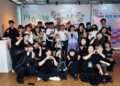▲樹德科技大學藝術管理與藝術經紀系舉辦「2026藝管月－內在之域」暨「讓愛延續」藝術聯展開幕活動，師生、校方主管及策展團隊共同合影，展現學生跨域策展與藝術實踐成果。（圖／樹德科技大學提供）