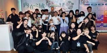 ▲樹德科技大學藝術管理與藝術經紀系舉辦「2026藝管月－內在之域」暨「讓愛延續」藝術聯展開幕活動，師生、校方主管及策展團隊共同合影，展現學生跨域策展與藝術實踐成果。（圖／樹德科技大學提供）
