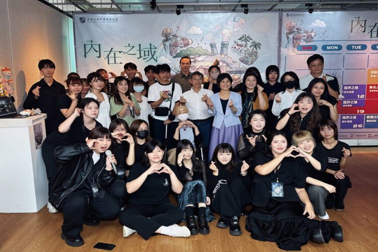 ▲樹德科技大學藝術管理與藝術經紀系舉辦「2026藝管月－內在之域」暨「讓愛延續」藝術聯展開幕活動，師生、校方主管及策展團隊共同合影，展現學生跨域策展與藝術實踐成果。（圖／樹德科技大學提供）