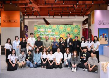 ▲2026曼谷設計週之One Bangkok展區主持人與其他策展人，共同於臺泰全體參與師生之成果展位。（圖／高科大創新設計學院提供）