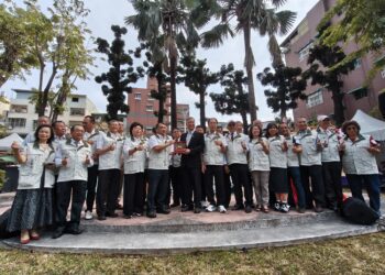 ▲社團法人高雄市慈善團體聯合總會舉行第21、22屆理事長交接暨理監事就職茶會，全體理監事大合影。（圖／記者陳立驌攝）