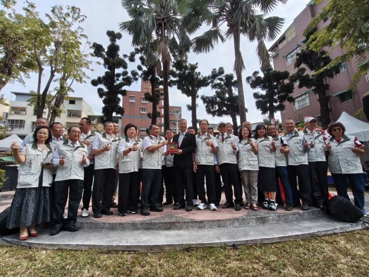 ▲社團法人高雄市慈善團體聯合總會舉行第21、22屆理事長交接暨理監事就職茶會，全體理監事大合影。（圖／記者陳立驌攝）