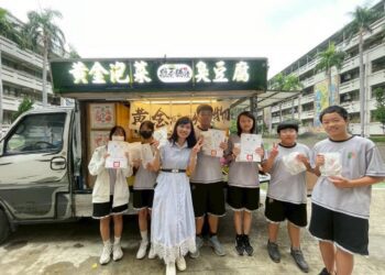 ▲高雄市立光華國中校園飄散出難以忽視的香氣，這是學校首次以「現場製作雞排」的方式，獎勵段考成績優異的學生。（圖／光華國中提供）