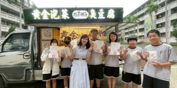 ▲高雄市立光華國中校園飄散出難以忽視的香氣，這是學校首次以「現場製作雞排」的方式，獎勵段考成績優異的學生。（圖／光華國中提供）