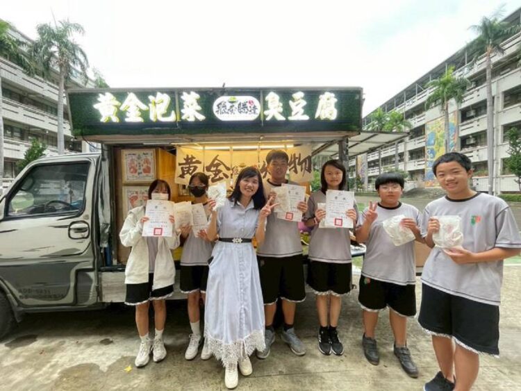 ▲高雄市立光華國中校園飄散出難以忽視的香氣，這是學校首次以「現場製作雞排」的方式，獎勵段考成績優異的學生。（圖／光華國中提供）