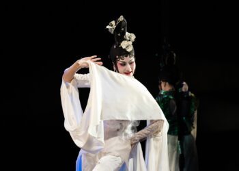 ▲臺灣豫劇團與臺灣歌仔戲中心跨域共製的跨界戲曲音樂劇場《白水》，將於高雄中山堂劇場盛大演出。（圖／臺灣豫劇團提供）