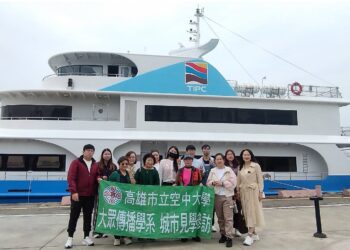▲高雄空大師生在台灣港務公司的安排下走訪高雄港，透過專業導覽與實地遊港行程，深入理解高雄港的地理優勢、歷史變化與當前智慧化轉型成果。(圖/記者陳立驌攝)