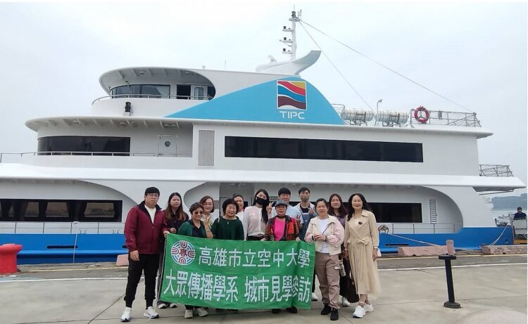 ▲高雄空大師生在台灣港務公司的安排下走訪高雄港,透過專業導覽與實地遊港行程,深入理解高雄港的地理優勢、歷史變化與當前智慧化轉型成果。(圖/記者陳立驌攝)