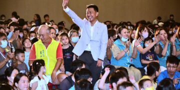 ▲許智傑以好人緣著稱，在高雄政壇藍綠跨黨派都有好評。（圖/許智傑辦公室提供）