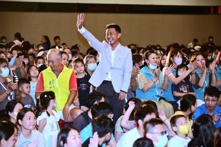 ▲許智傑以好人緣著稱，在高雄政壇藍綠跨黨派都有好評。（圖/許智傑辦公室提供）