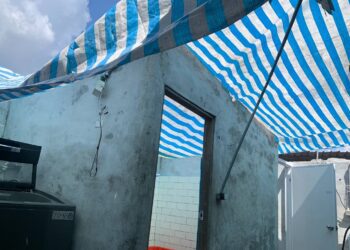 ▲高雄桃源區有一戶低收入戶因颱風重創住家，屋頂掀飛、生活陷入困境，在公部門補助有限情況下，仰賴民間團體伸出援手，才逐步走出困境。（圖／岡大獅子會提供）