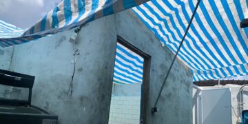 ▲高雄桃源區有一戶低收入戶因颱風重創住家，屋頂掀飛、生活陷入困境，在公部門補助有限情況下，仰賴民間團體伸出援手，才逐步走出困境。（圖／岡大獅子會提供）