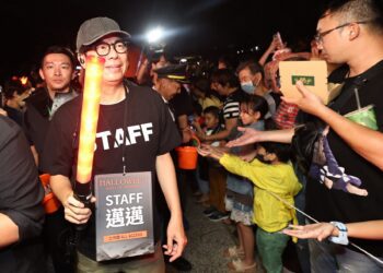 ▲「2025高雄萬聖節」系列活動，高雄市長陳其邁驚喜現身，以「致敬幕後英雄」為概念，戴上黑帽、掛耳麥、手提工作包，化身演唱會工作人員。（圖／高雄市教育局提供）