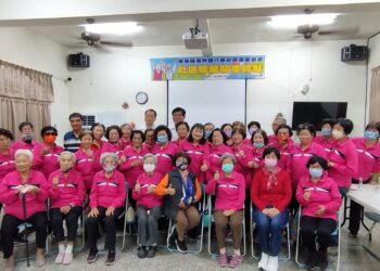 ▲屏東縣潮州鎮八爺社區關懷據點舉辦手作風鈴活動，現場聚集三十餘位長輩同樂，立法委員蘇清泉特別到場探視。（圖／蘇清泉辦公室提供）