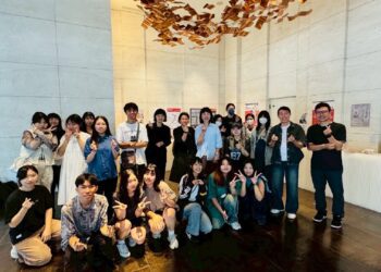 ▲「走圖‧高雄漫時光」學生作品展開幕現場大合照，文創系師生與Greet Inn 喜迎旅店負責人與經理共同見證設計成果發表。（圖／創新設計學院提供）