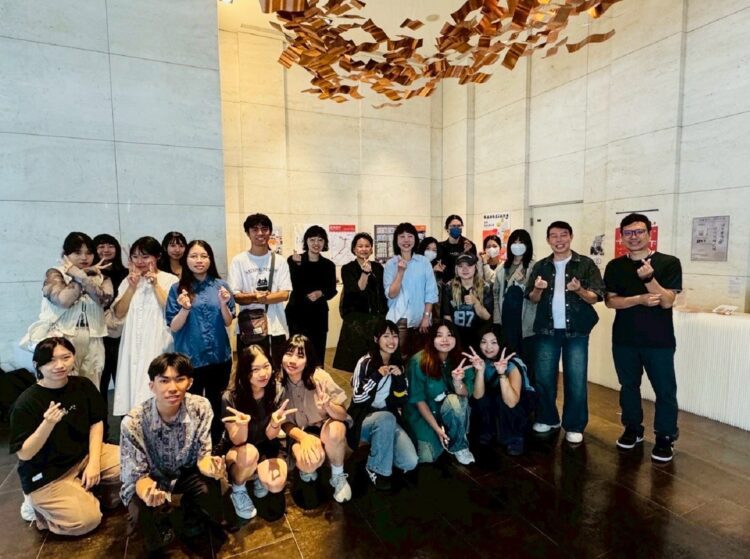 ▲「走圖‧高雄漫時光」學生作品展開幕現場大合照，文創系師生與Greet Inn 喜迎旅店負責人與經理共同見證設計成果發表。（圖／創新設計學院提供）