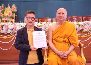 ▲宓雄（左）由梵智長老授予泰國國家佛教傳播委員會顧問任命證書。（圖片/宓雄提供）
