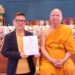 ▲宓雄(左)由梵智長老授予泰國國家佛教傳播委員會顧問任命證書。(圖片/宓雄提供)