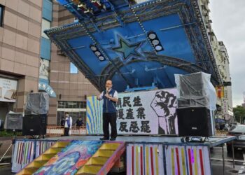 ▲國民黨主席參選人孫健萍於民進黨中央黨部前舉辦「顧民生、護產業、反惡罷」集會活動。（圖／孫健萍提供）