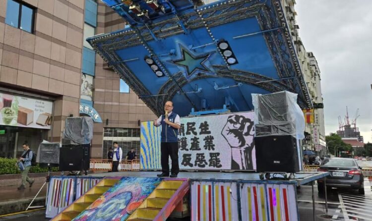 ▲國民黨主席參選人孫健萍於民進黨中央黨部前舉辦「顧民生、護產業、反惡罷」集會活動。（圖／孫健萍提供）