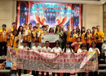 ▲高雄市雄大獅子會舉辦「第14屆第七次例會暨歲末晚會」，將關懷化為實際行動，捐贈善款支持「愛分享弦樂團」，協助推動音樂教育與補助偏鄉學校孩童。(圖/翻攝畫面)