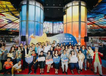 ▲高雄市政府衛生局王小星副局長與得獎者、社區機構學員及來賓一同合影。（圖／高雄市衛生局提供） 