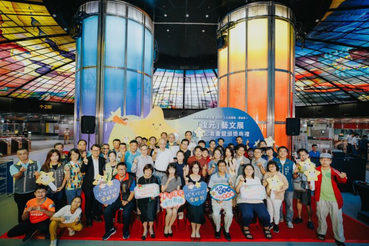 ▲高雄市政府衛生局王小星副局長與得獎者、社區機構學員及來賓一同合影。（圖／高雄市衛生局提供） 