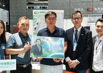 ▲自左起為睿田能源總經理李佳蓉、執行長薛煒立、環境部部長彭啟明、臺灣防災產業協會理事長陳奕廷與環境部氣候變遷署副署長張根穆。（圖／睿田能源提供）