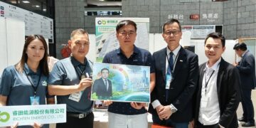 ▲自左起為睿田能源總經理李佳蓉、執行長薛煒立、環境部部長彭啟明、臺灣防災產業協會理事長陳奕廷與環境部氣候變遷署副署長張根穆。（圖／睿田能源提供）