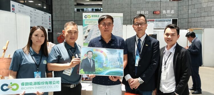 ▲自左起為睿田能源總經理李佳蓉、執行長薛煒立、環境部部長彭啟明、臺灣防災產業協會理事長陳奕廷與環境部氣候變遷署副署長張根穆。(圖/睿田能源提供)